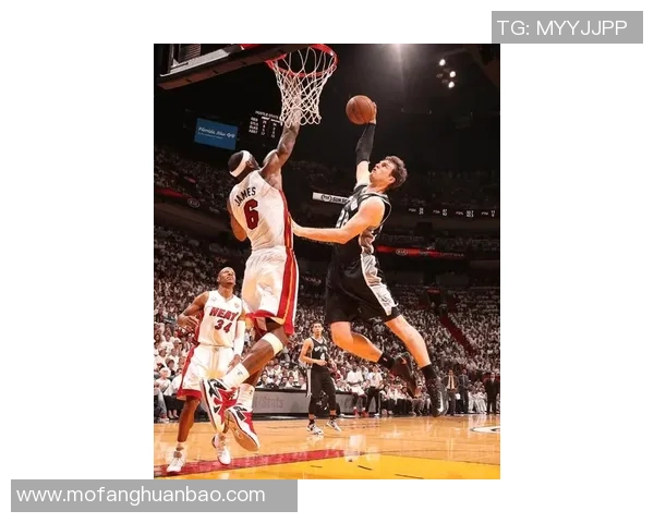 詹姆斯持球单打 转身突破打板上篮得分