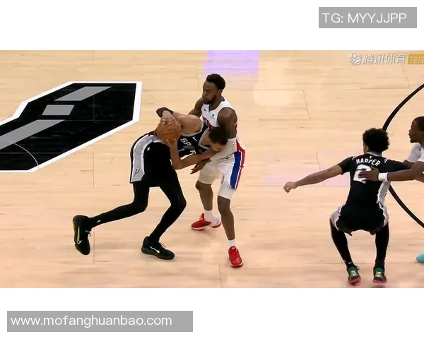 里德与马穆手臂纠缠到一起,前者痛苦倒地久久不起